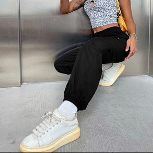 Pantalon cargo couleur noir style casual